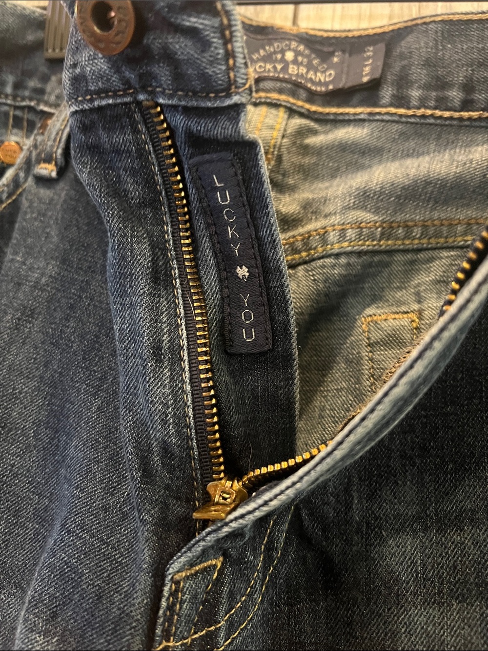 Dark Blue Men's Lucky Brand Jeans - Classic Straight Fit - Picture 3 of 6